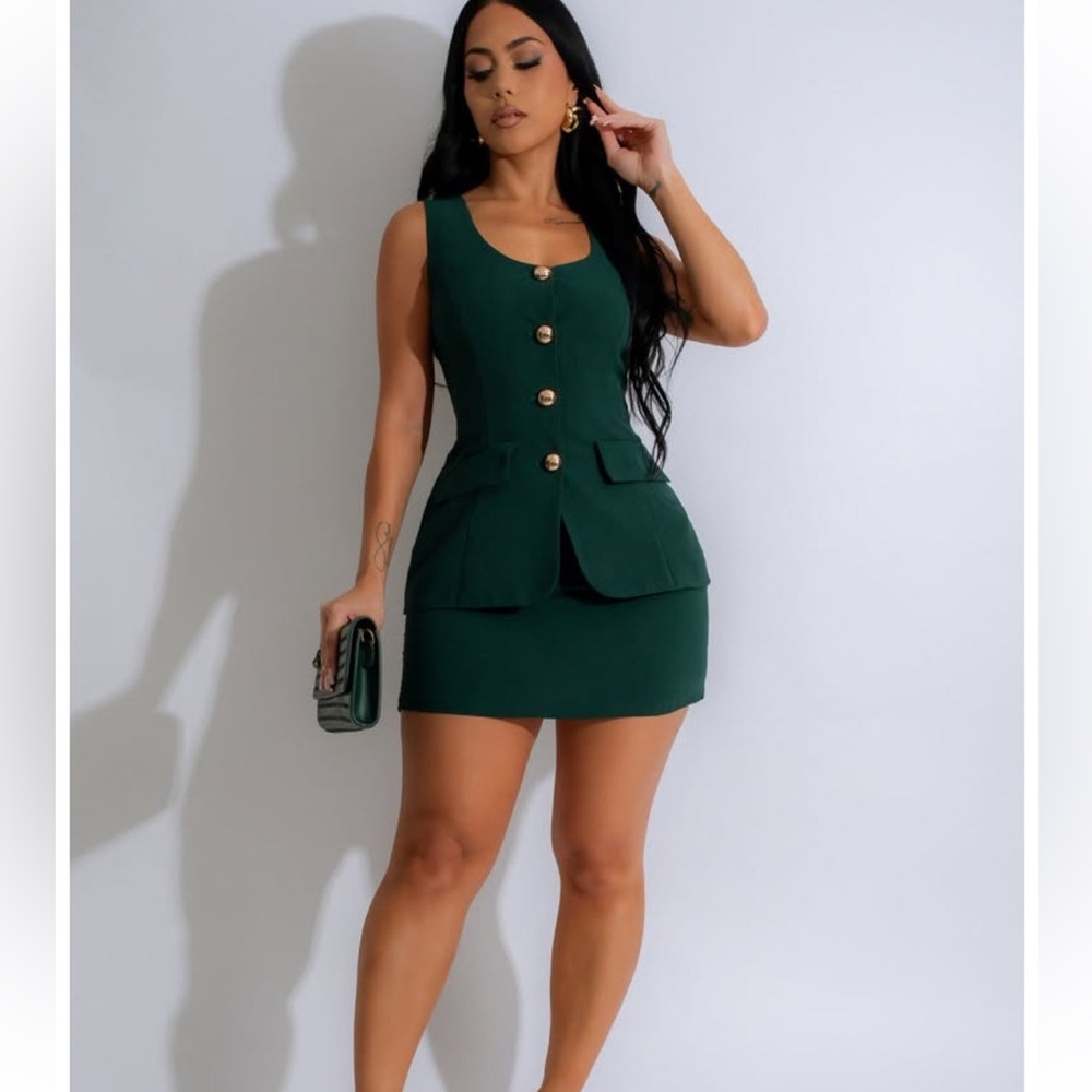 Elegant Green Sleeveless Dress with Gold Buttons